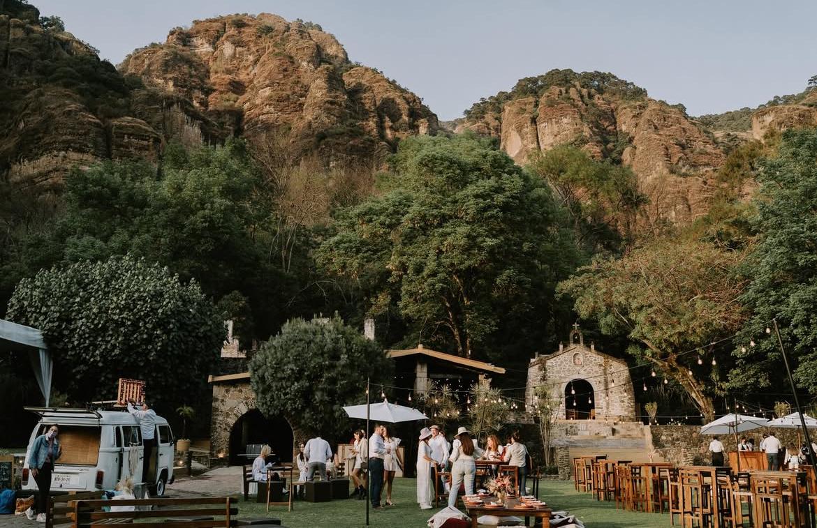 Bajo la Montaña: Stone, Sky, and a Once‑in‑a‑Lifetime “I Do”